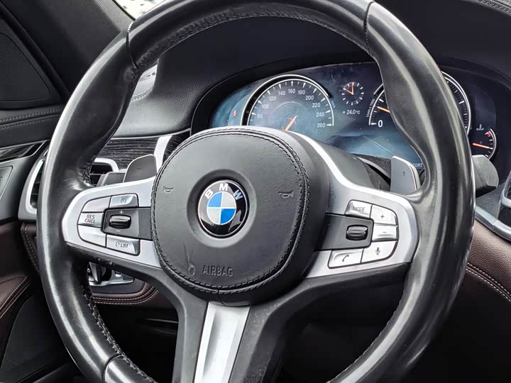 BMW 7 Series — фото 13