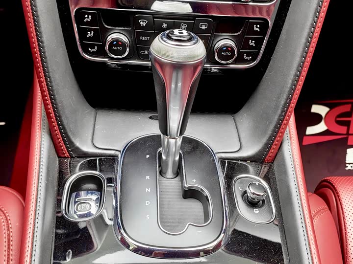 Bentley Flying Spur — фото 15