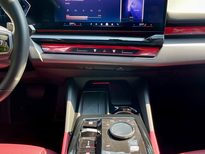 BMW 5-Series 2025 530 Li Leading M — фото 10