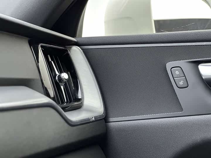 Volvo XC60 2021 T 5 4 WD — фото 10