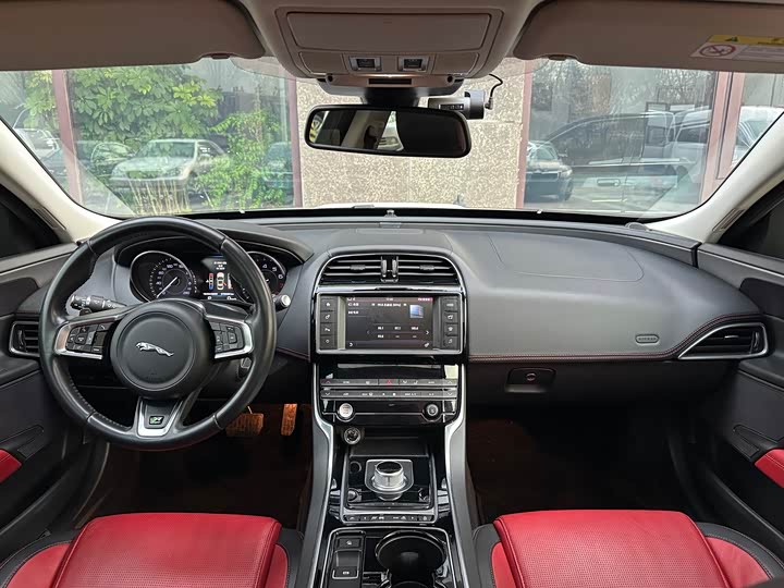 Jaguar XE 2015 2.0 T 200 PS R-Sport — фото 11