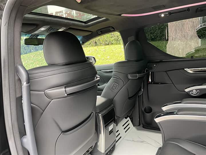 Toyota Alphard — фото 14