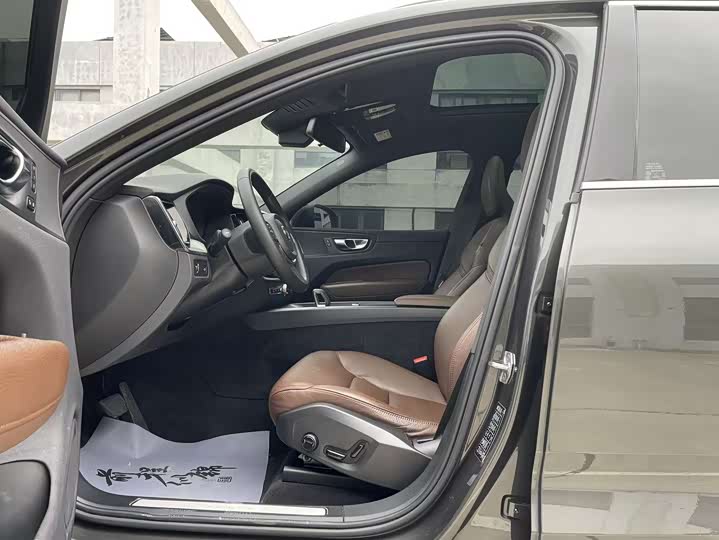 Volvo XC60 2022 B 5 4 WD — фото 4