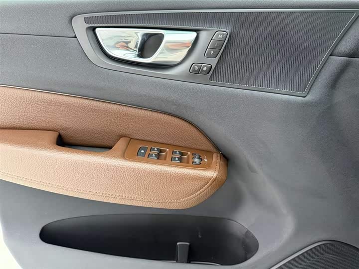 Volvo XC60 2022 B 5 4 WD — фото 21