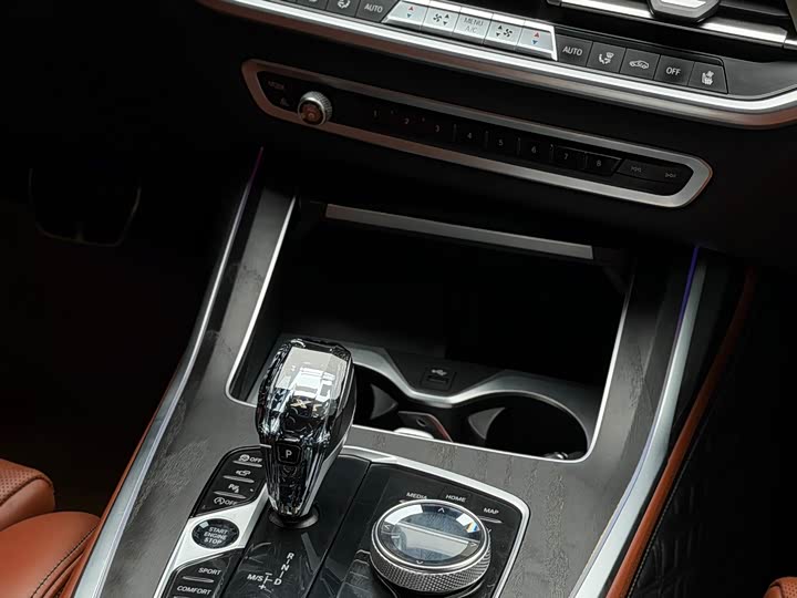BMW X7 2020 x Drive 40i M — фото 15