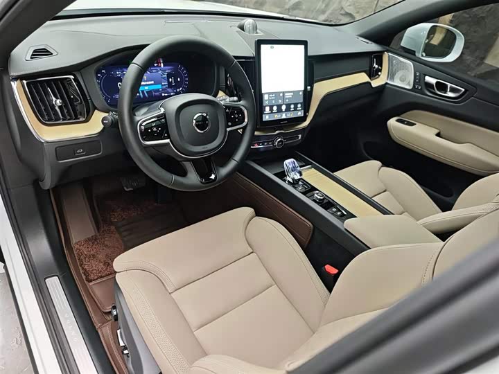 Volvo XC60 2025 B 5 4 WD — фото 6
