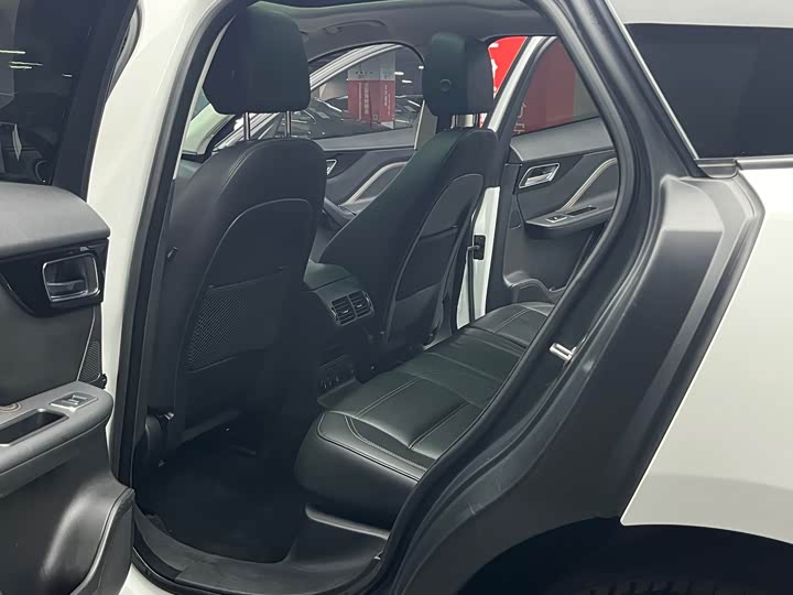 Jaguar F-PACE 2018 2.0 T 2 WD — фото 16