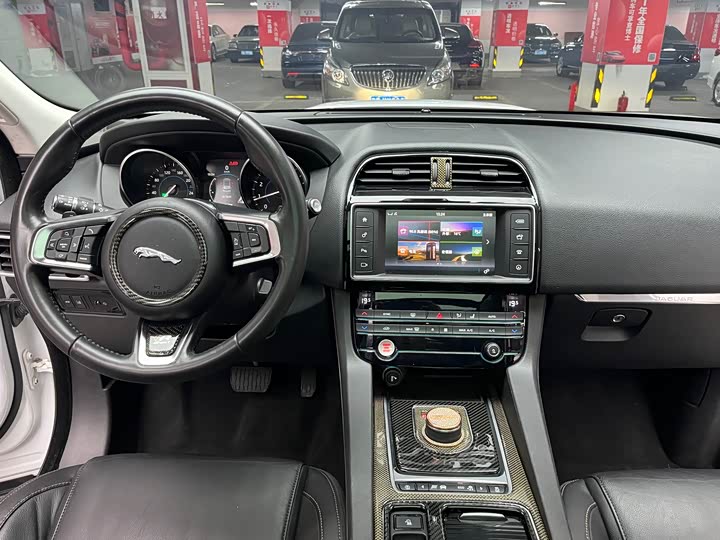 Jaguar F-PACE 2018 2.0 T 2 WD — фото 25