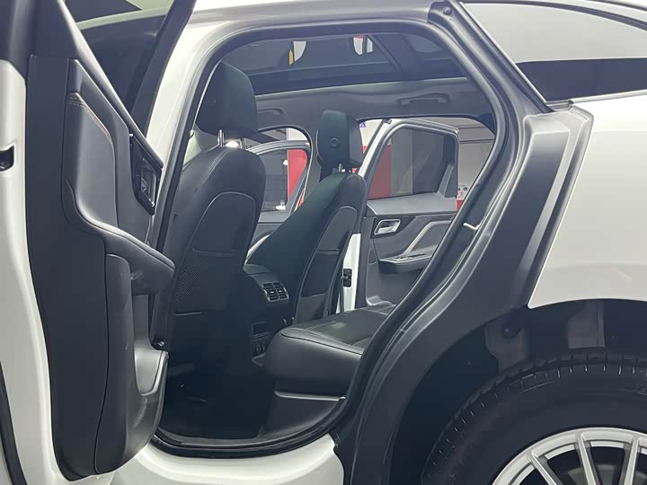 Jaguar F-PACE 2018 2.0 T 2 WD — фото 15