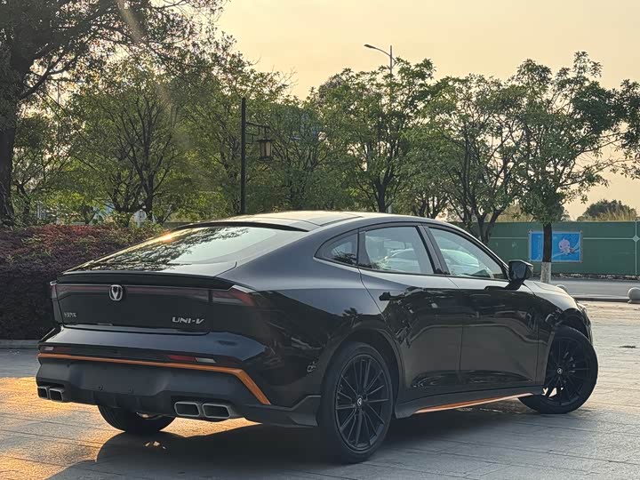 Changan UNI-V 2024 1.5 T Sport — фото 24