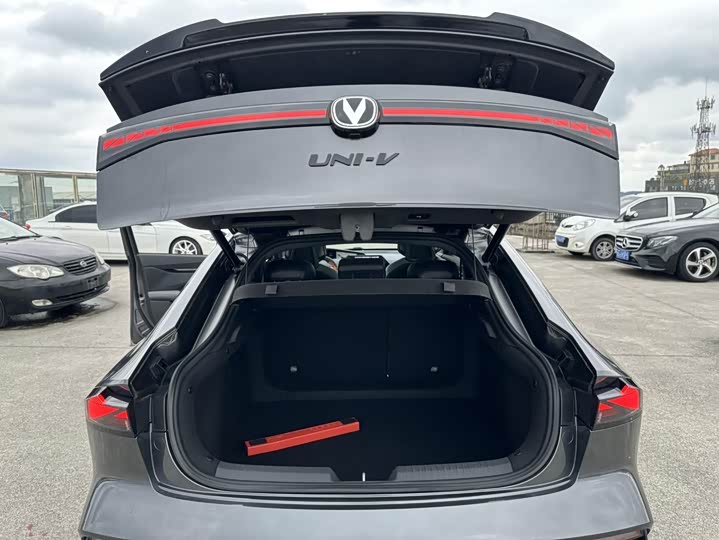 Changan UNI-V 2022 1.5 T Premium — фото 17