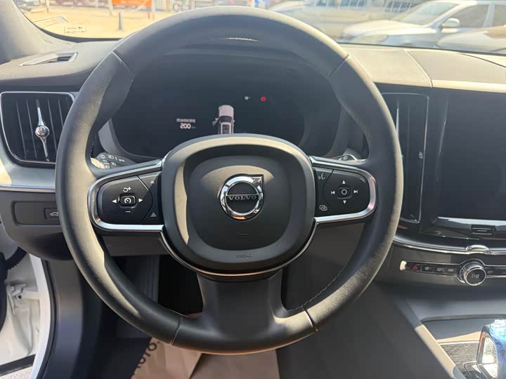 Volvo XC60 2023 B 5 4 WD — фото 10