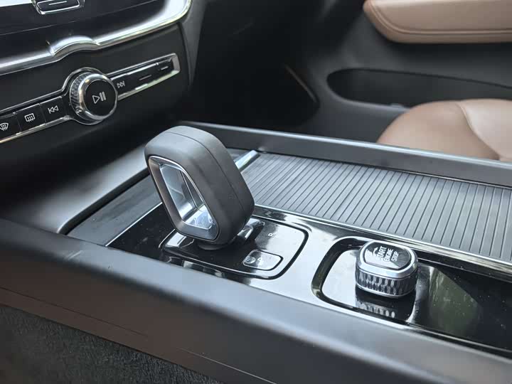 Volvo XC60 2022 B 5 4 WD — фото 8