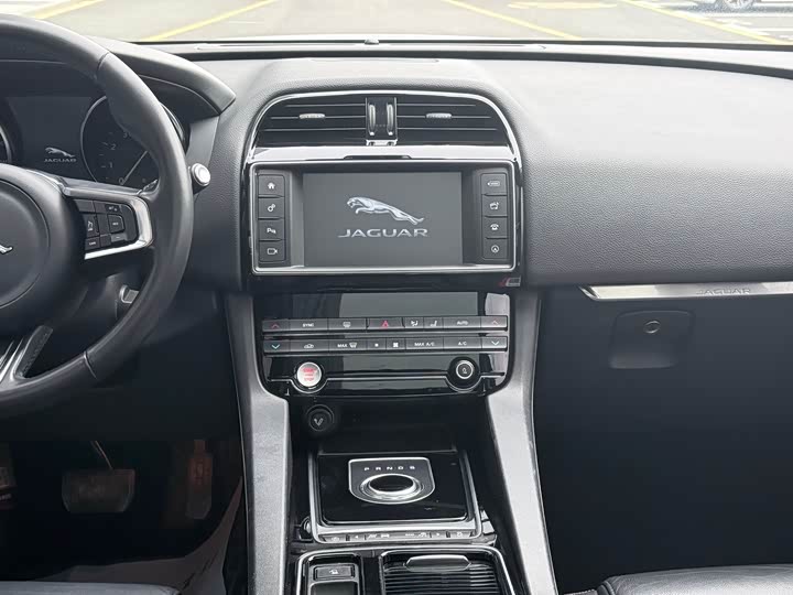 Jaguar F-PACE 2018 2.0 T 4 WD — фото 9