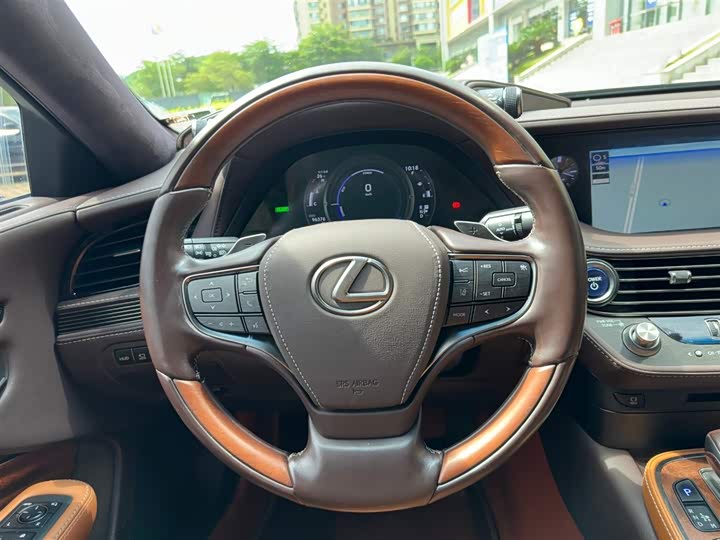 Lexus LS 2018 500h V — фото 19