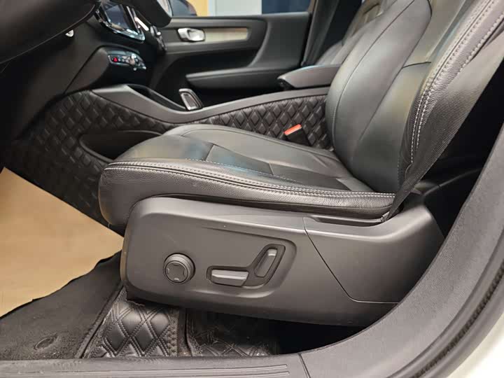 Volvo XC40 2020 T 3 — фото 11