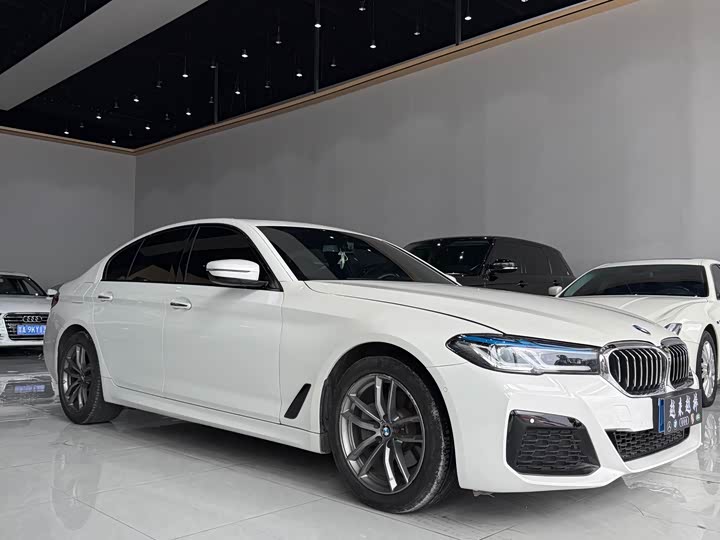 BMW 5-Series 2018 525i M — фото 3