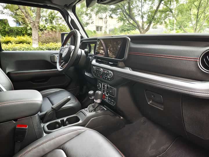 Jeep Wrangler — фото 16