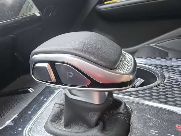 Hongqi HS3 PHEV 2025 117km — фото 17