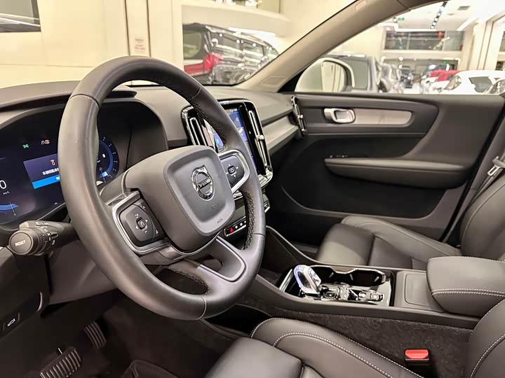 Volvo XC40 2025 B 4 WD — фото 10