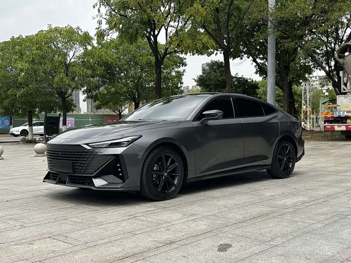Changan UNI-V 2022 1.5 T Premium — фото 1
