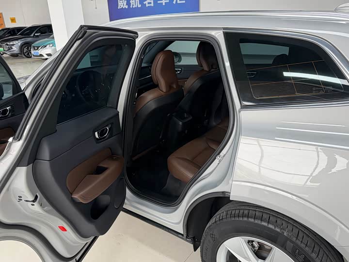 Volvo XC60 2022 B 5 4 WD — фото 6