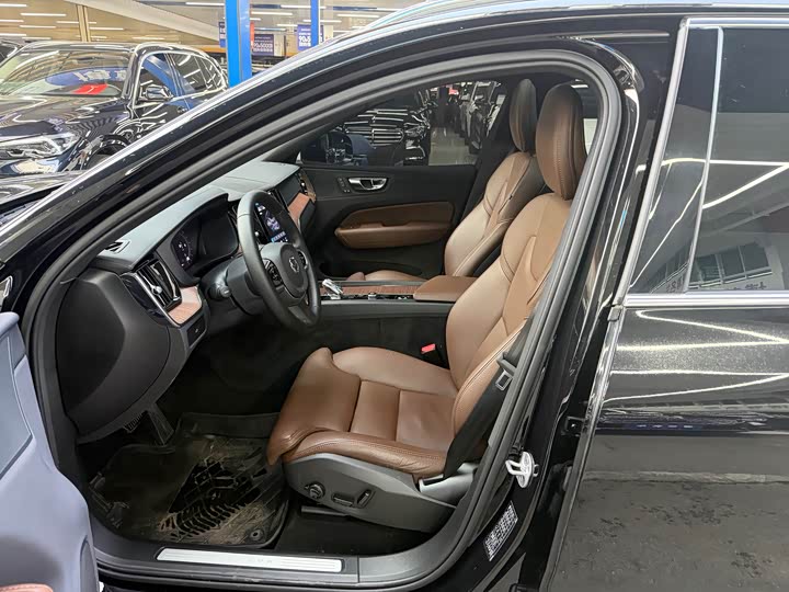 Volvo XC60 2025 B 5 4 WD — фото 5