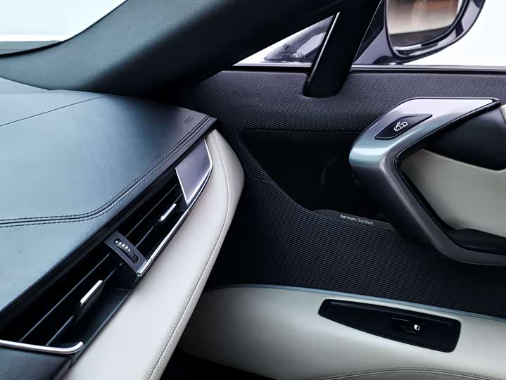 BMW i8 2014 Standard — фото 42