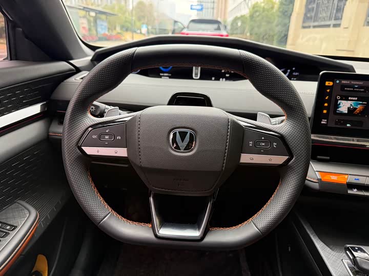 Changan UNI-V 2023 1.5 T Premium — фото 13