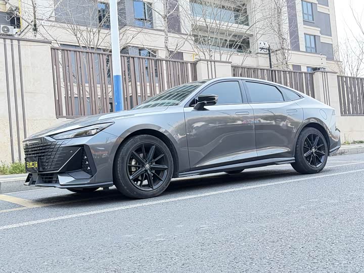 Changan UNI-V 2023 1.5 T Premium — фото 1