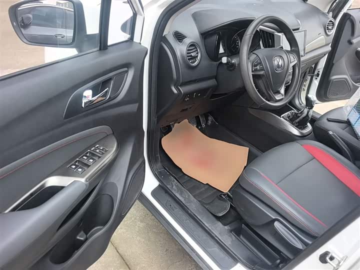 Changan CS15 2016 1.5 L MT — фото 16