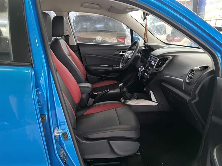 Changan CS15 2016 1.5 L MT — фото 25