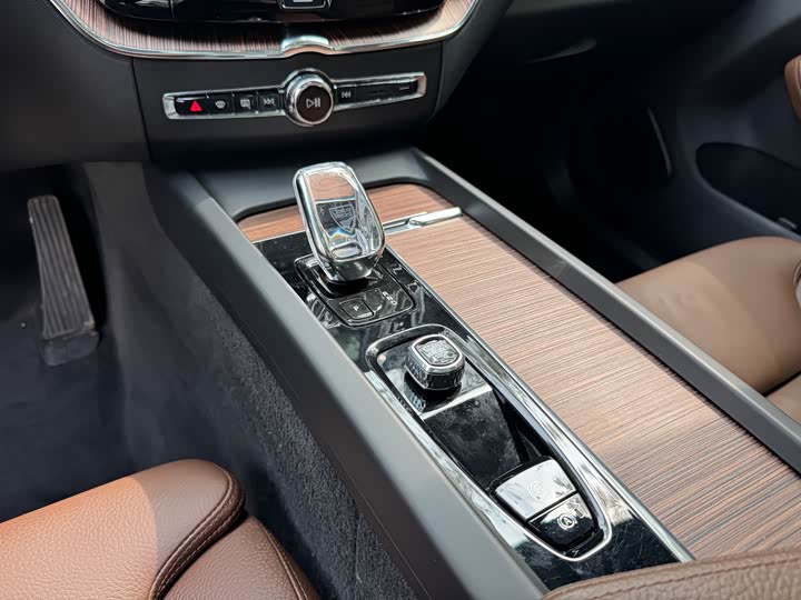 Volvo XC60 2022 B 5 4 WD — фото 11