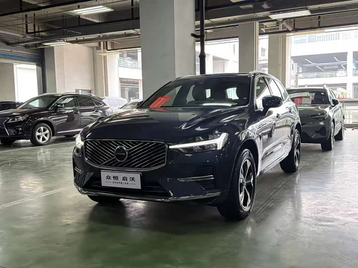 Volvo XC60 2026 B 5 4 WD — фото 1