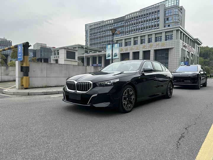 BMW 5-Series 2025 530 Li M — фото 1