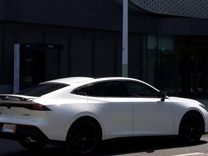 Changan UNI-V 2023 1.5 T Premium — фото 5