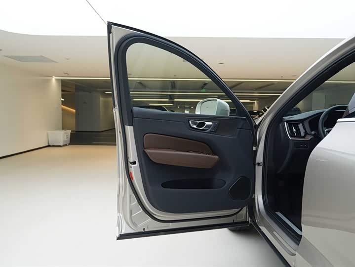 Volvo XC60 Hybrid 2024 T 8 PHEV 4 WD — фото 16