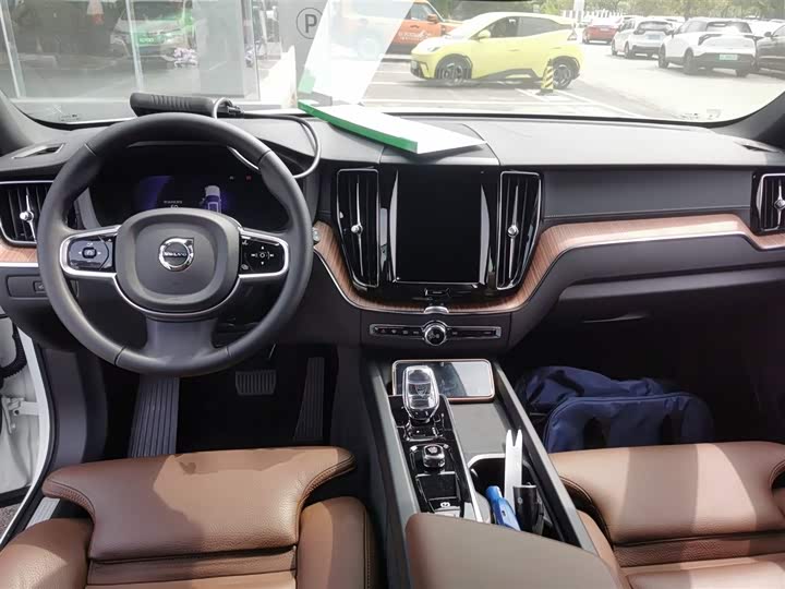 Volvo XC60 2025 B 5 4 WD — фото 10