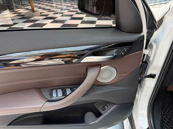BMW X1 sDrive20Li стиль — фото 5