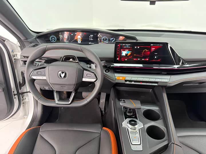 Changan UNI-V 2025 1.5 T 500 Bar — фото 11