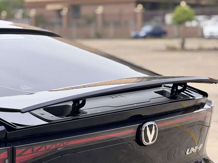 Changan UNI-V 2023 1.5 T Premium — фото 8