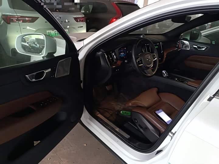 Volvo XC60 Hybrid 2025 Hybrid 4 WD — фото 16