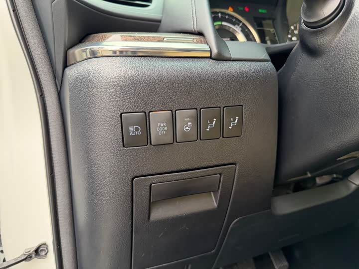 Toyota Alphard — фото 13