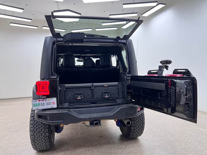Jeep Wrangler — фото 31