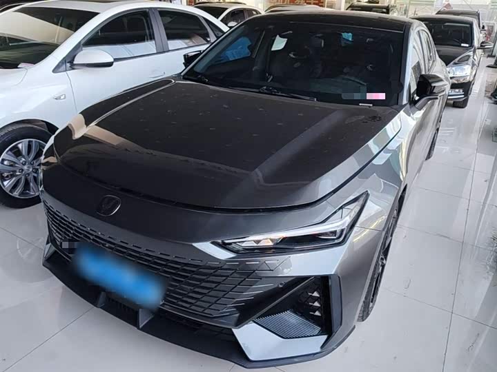 Changan UNI-V 2023 1.5 T Premium — фото 1