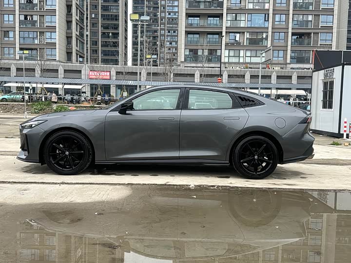Changan UNI-V 2023 1.5 T Premium — фото 4