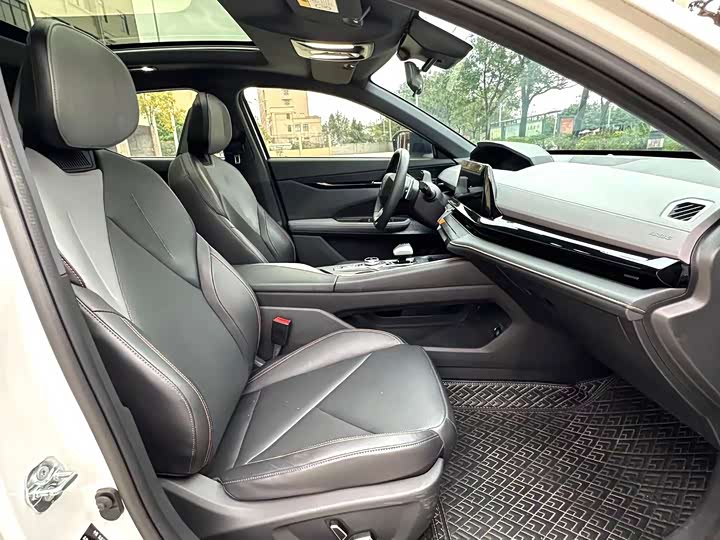 Changan UNI-V 2022 1.5 T Premium — фото 5