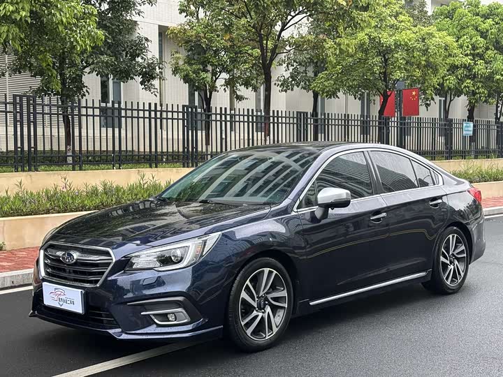 Subaru Legacy — фото 1