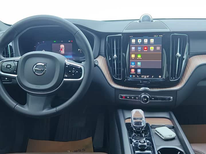 Volvo XC60 Hybrid 2025 Hybrid 4 WD — фото 12