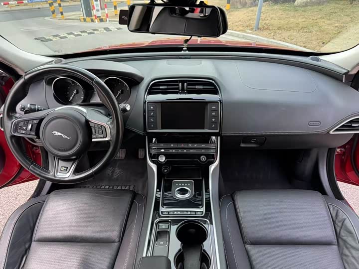 Jaguar XE 2015 2.0 T 200 PS R-Sport — фото 7